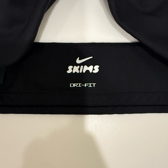 NikeSKIMS MATTE MICRO SCOOP BRA | OBSIDIAN M - Picture 4 of 5
